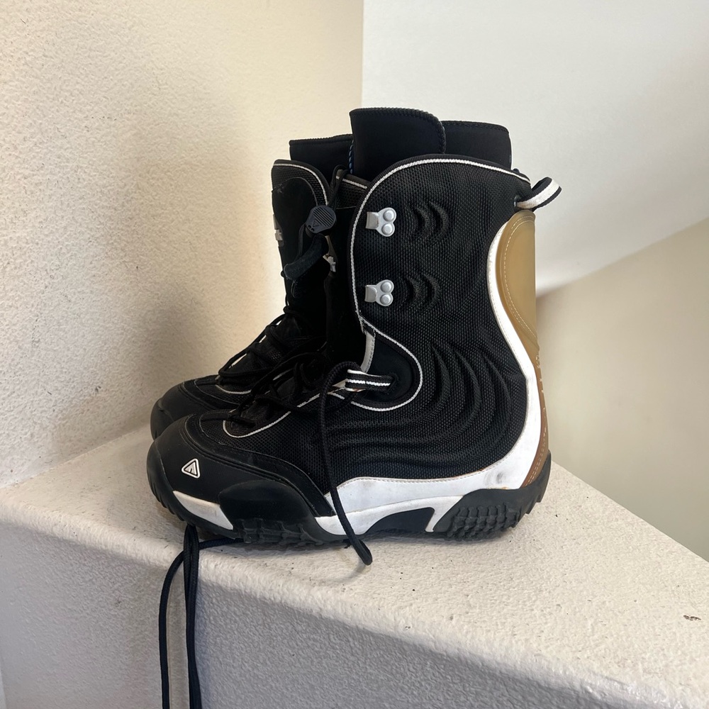 AIRWALK SNOWBOARD BOOTS, Black, Unisex Men size 11 Women size 12